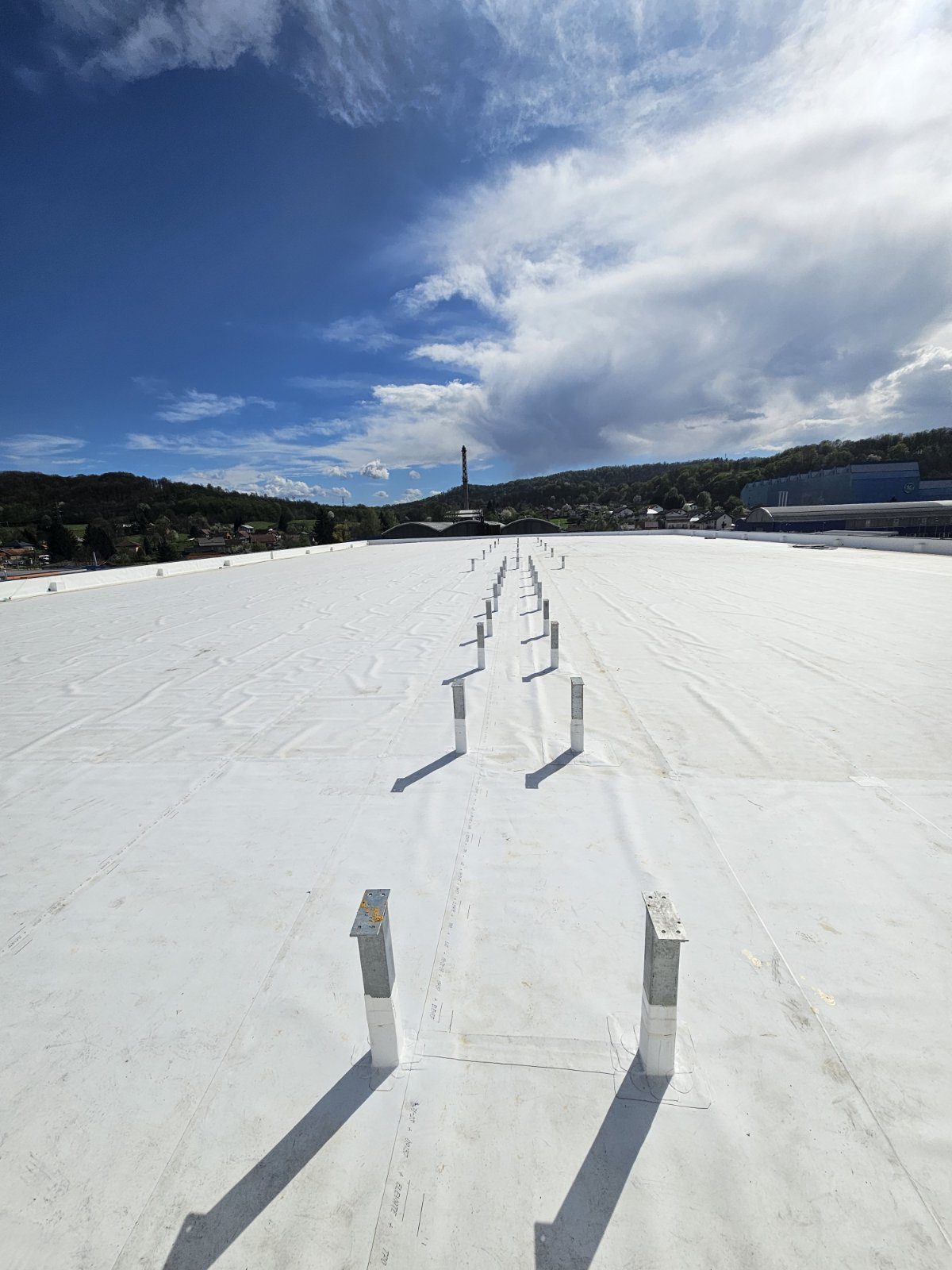 Hidroizolacija velikog industrijskog ravnog krova TPO membranom